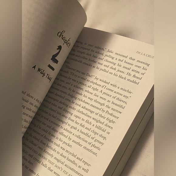 -Book- “The Isle of the Lost”- - Picture 8 of 9